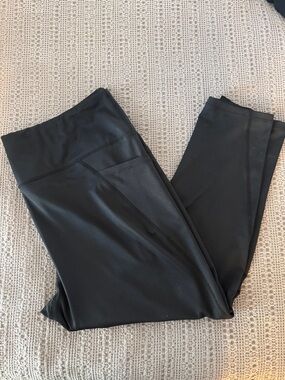 High-Waist Black Active Capri leggings with Pockets